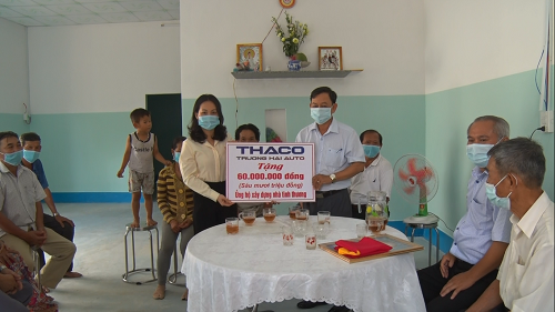 HG - công ty Trường Hải trao tượng trưng cho UBMTTQ TP.png