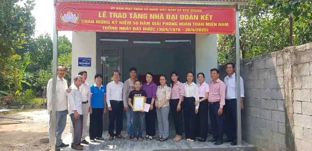 Lãnh đạo thành phố, xã, ấp chụp hình lưu niệm với gia đình Bà Thị Hồng, Tổ 9B ấp 18 Gia Đình.jpg