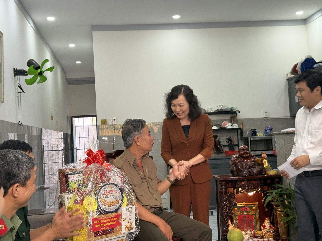 Thăm chú Lê Công Minh.jpg