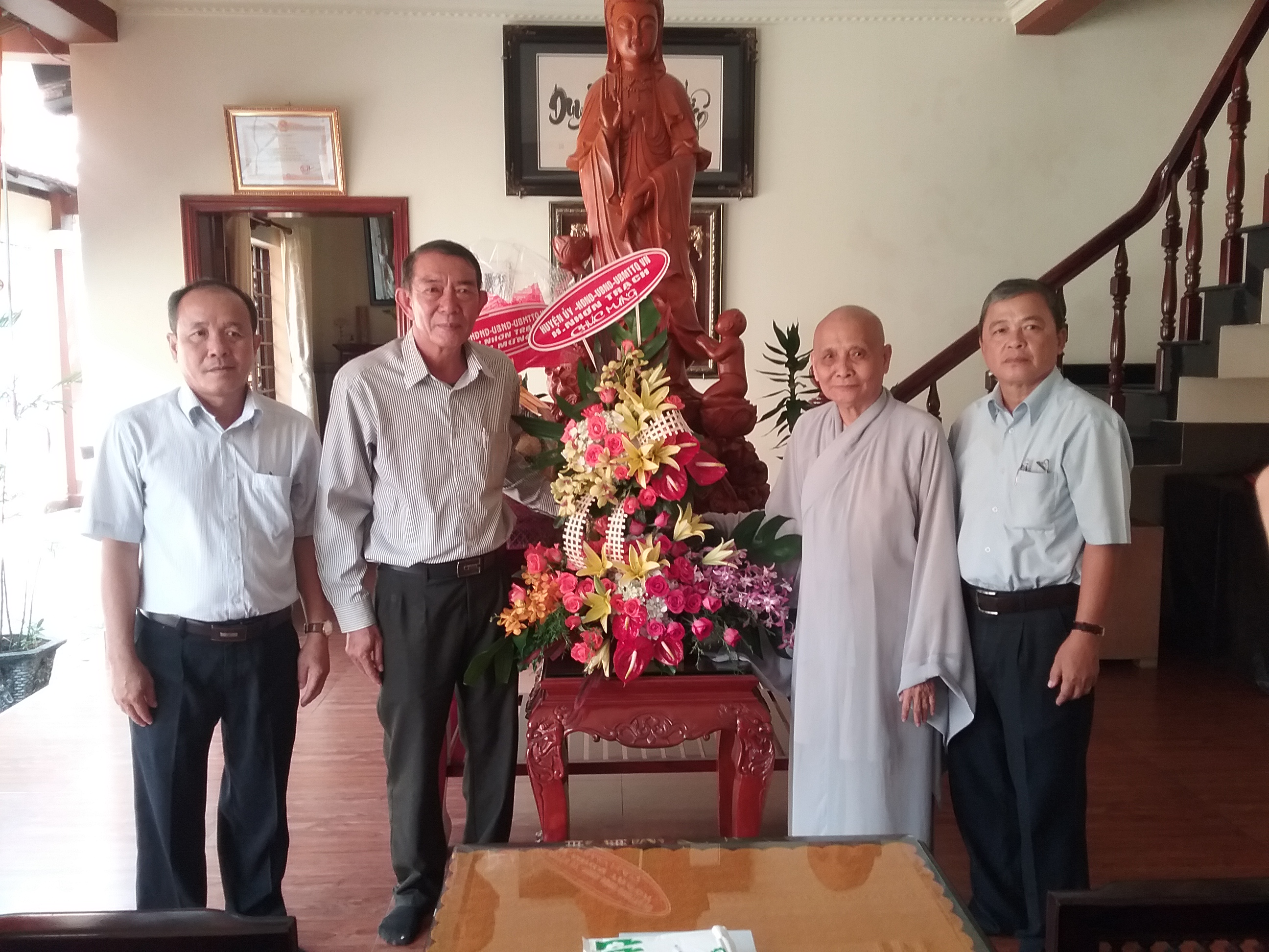 Thăm các chùa nhân lễ Vu lan.jpg