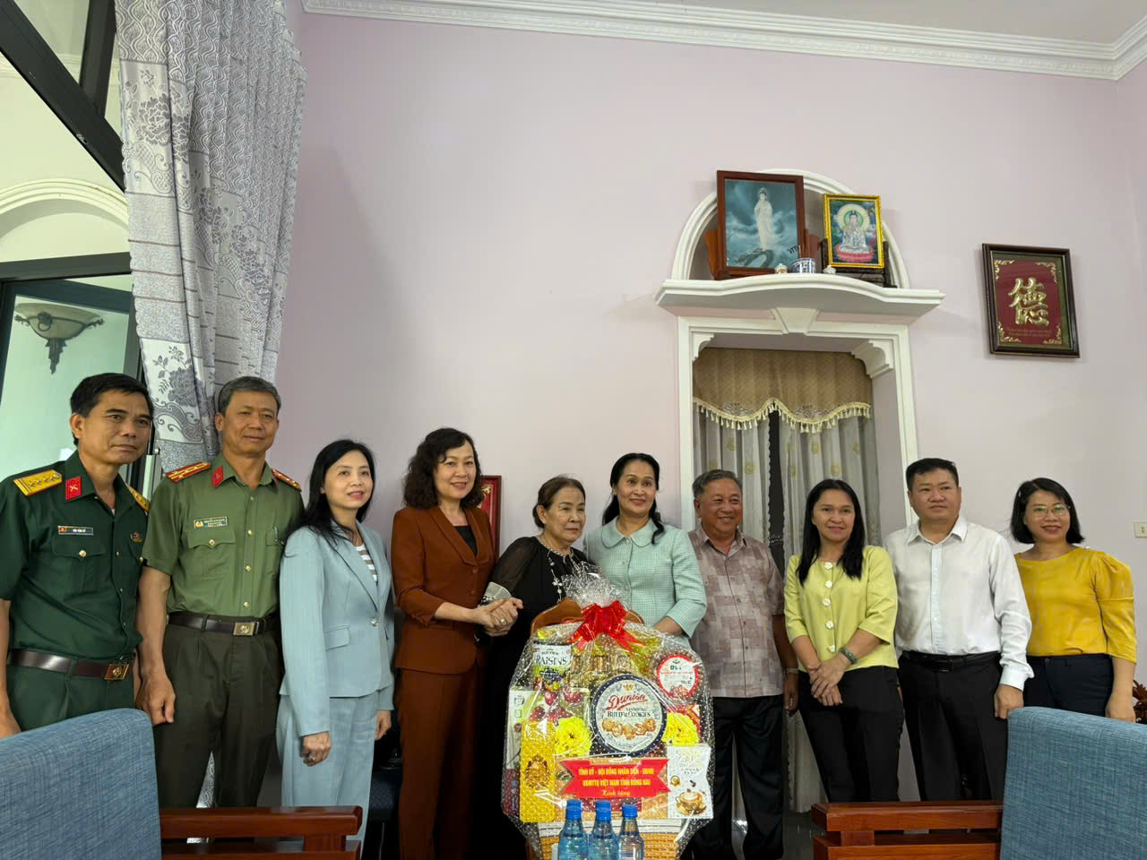 Thăm cô Phùng Thị Thận.jpg