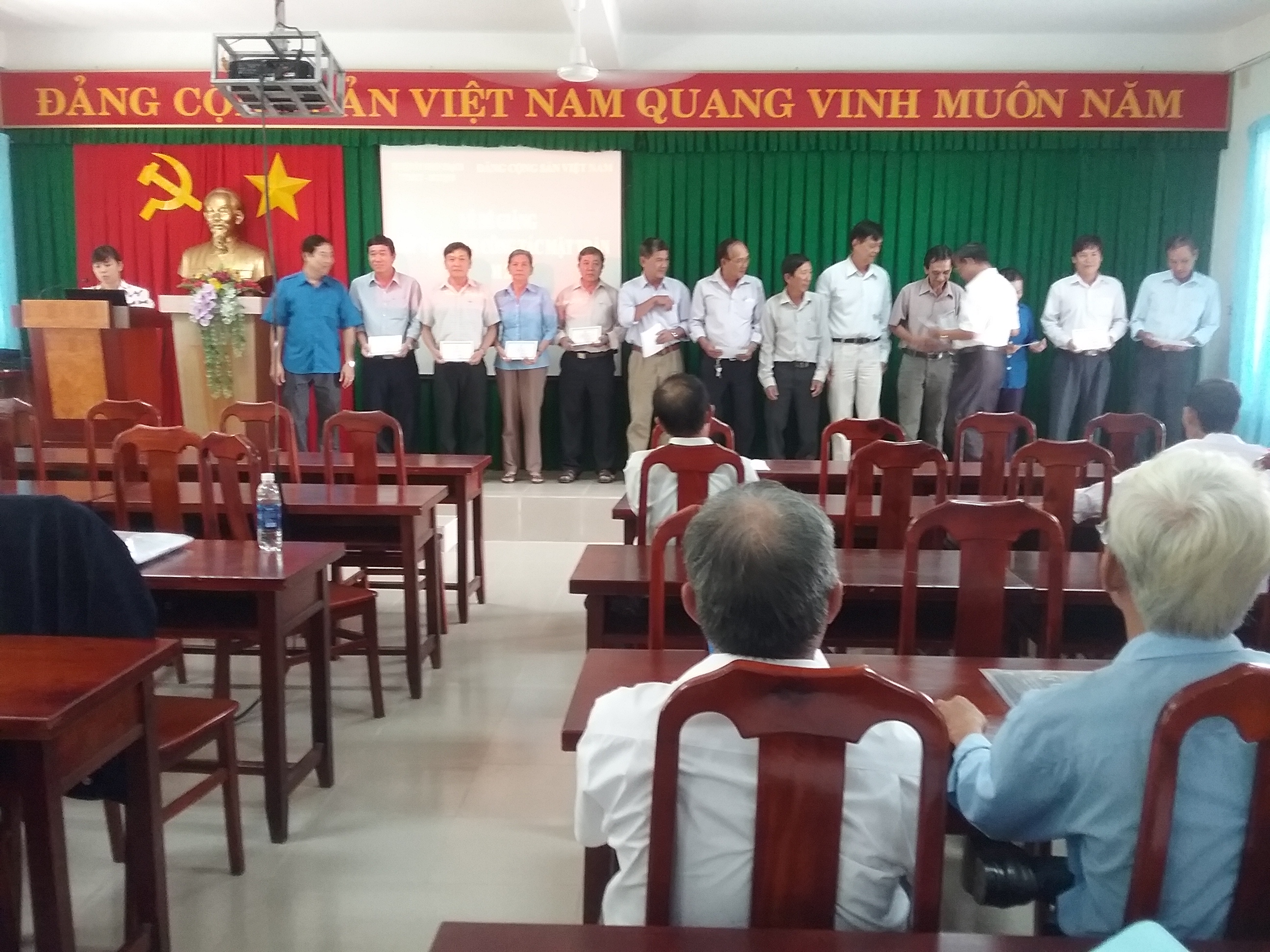 Trao giấy chứng nhận hoàn thành khóa tập huấn.jpg