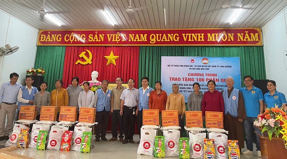 Trao tặng gạo và nhu yếu phẩm cho hộ nghèo, hộ có hoàn cảnh khó khăn,.jpg