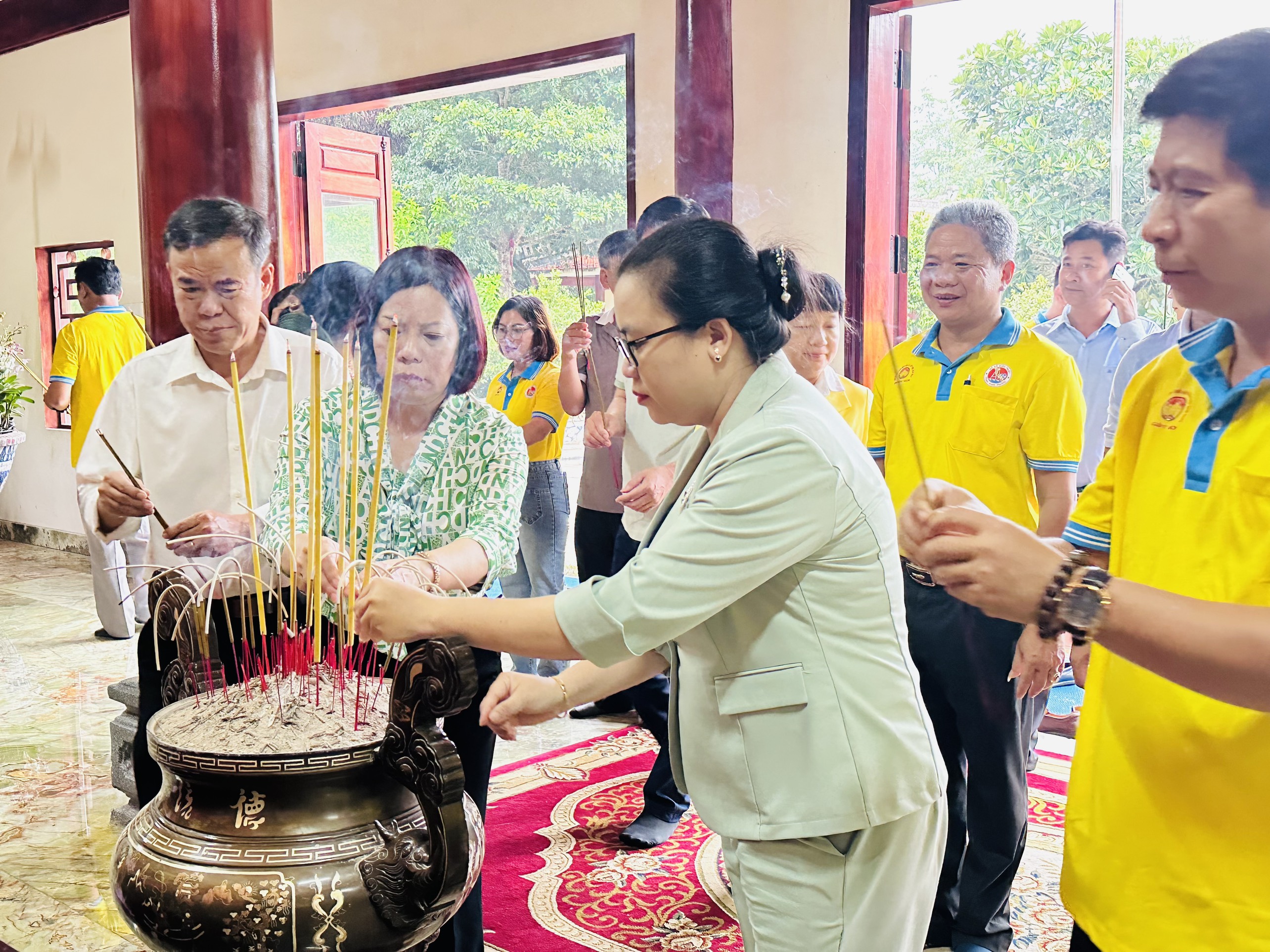 dâng hương tại.jpg