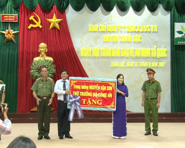 ngay hoi toan dan vao ve an ninh to quoc (thieu tuong tang qua).BMP