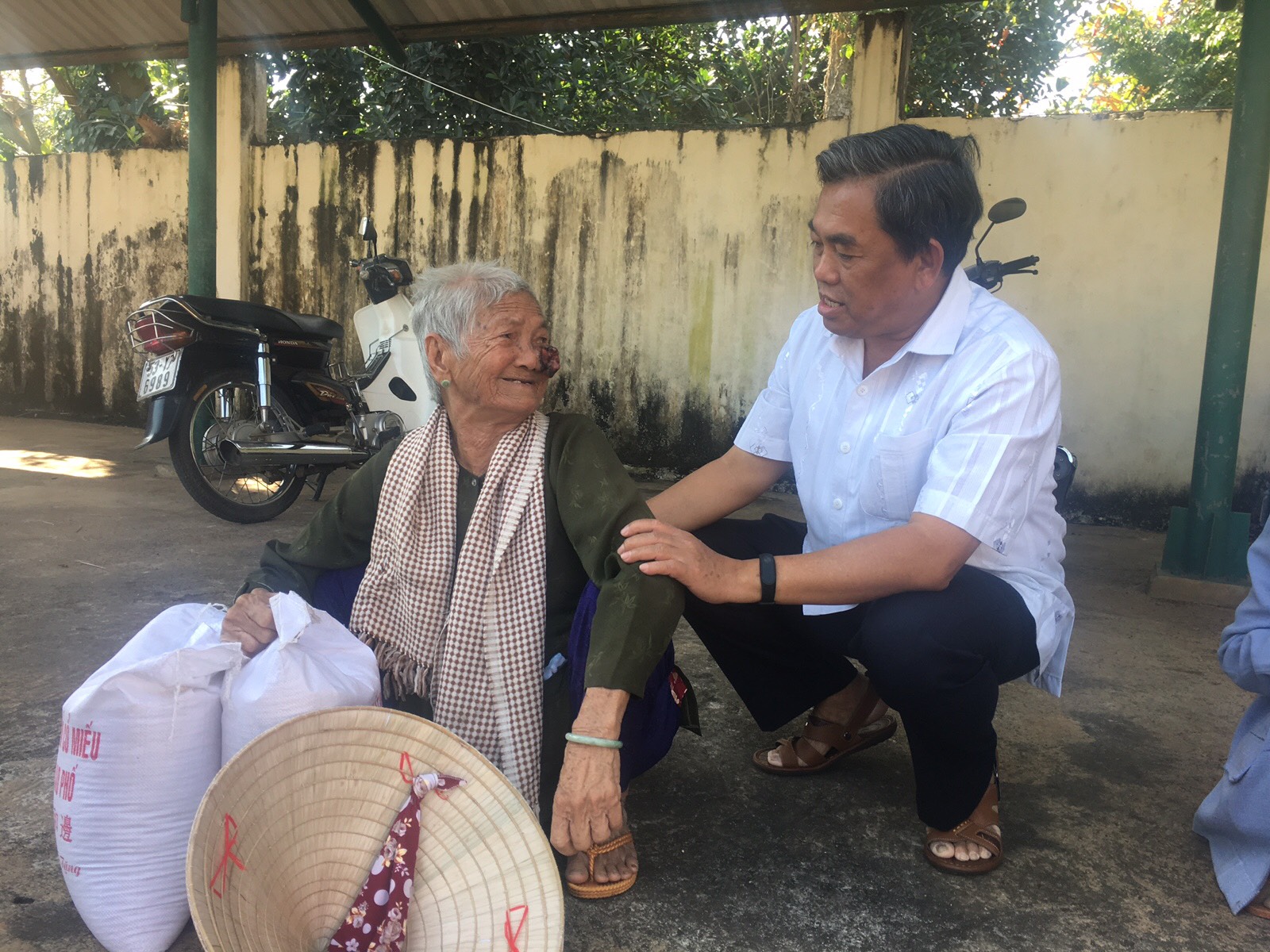 thăm hỏi.JPG
