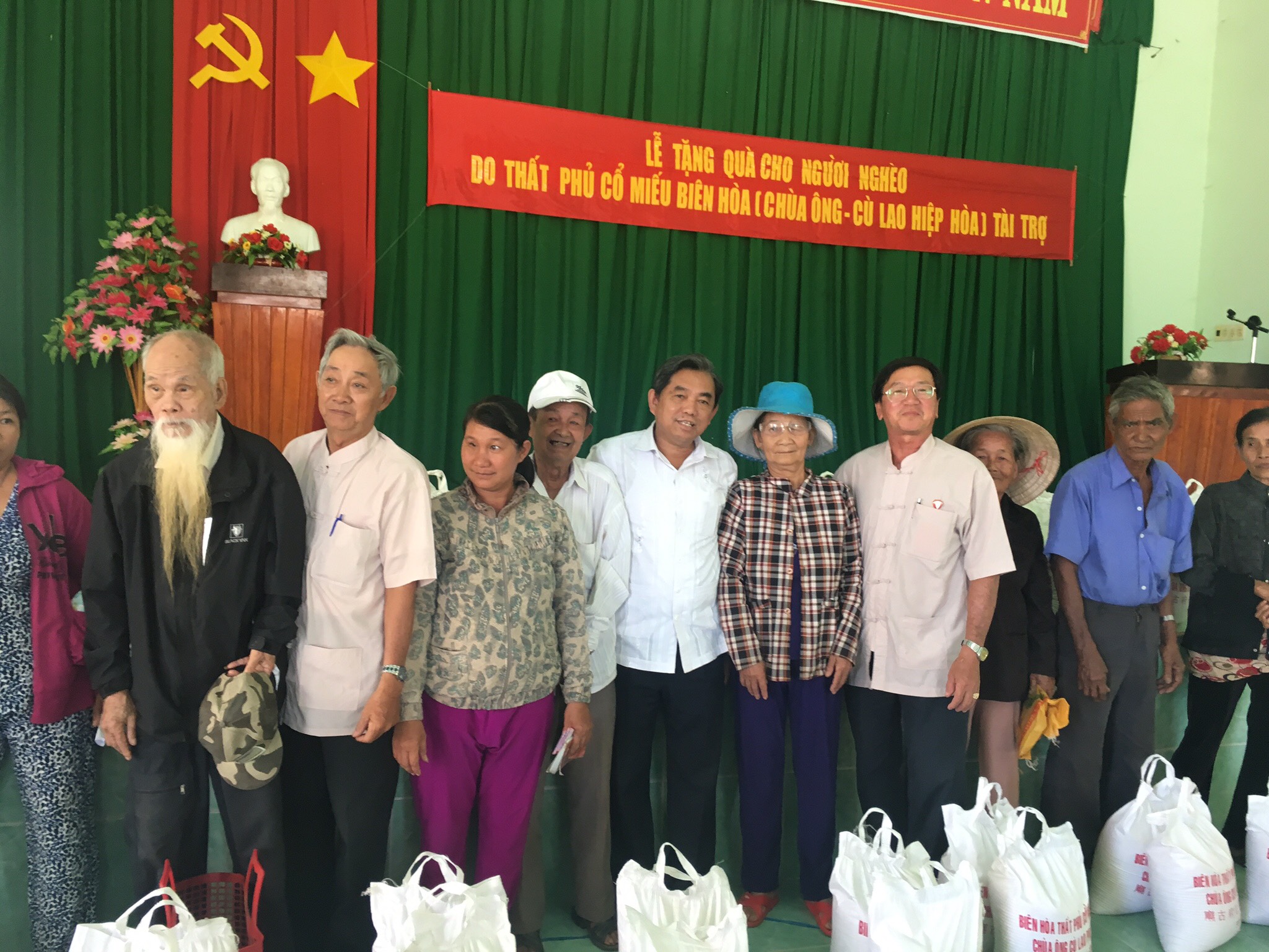 trao gạo.JPG