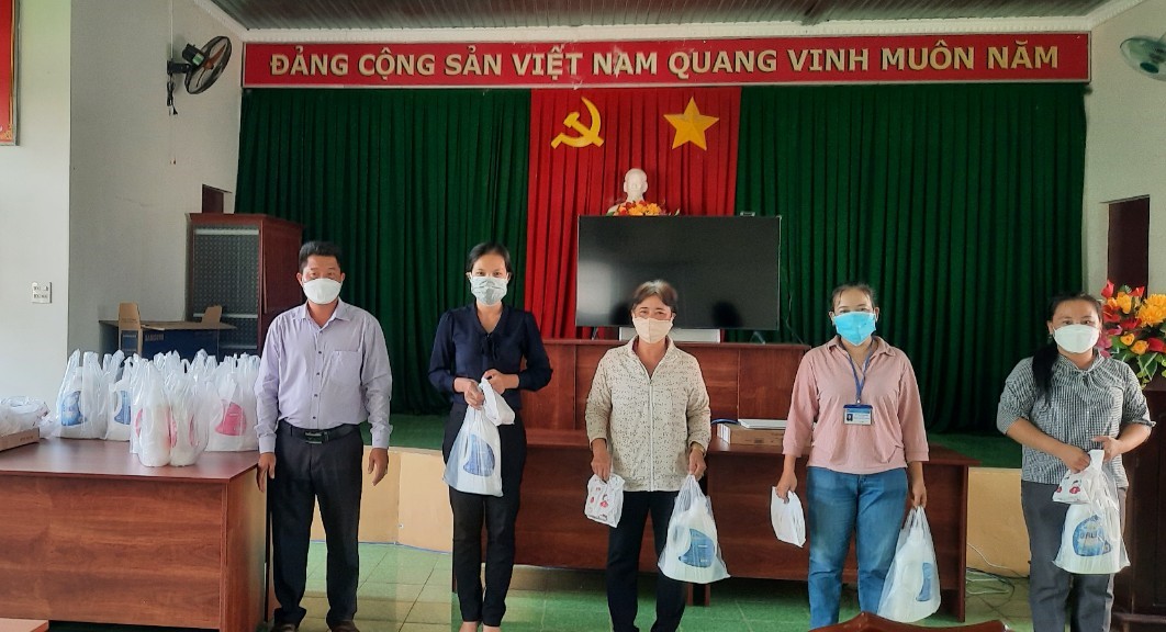 Ông Lã Tất Thành, Phó Chủ tịch Ủy ban MTTQ Tổ quốc Việt Nam xã, Phó ban điều hành Mô hình trao quà cho các thành viên.jpg