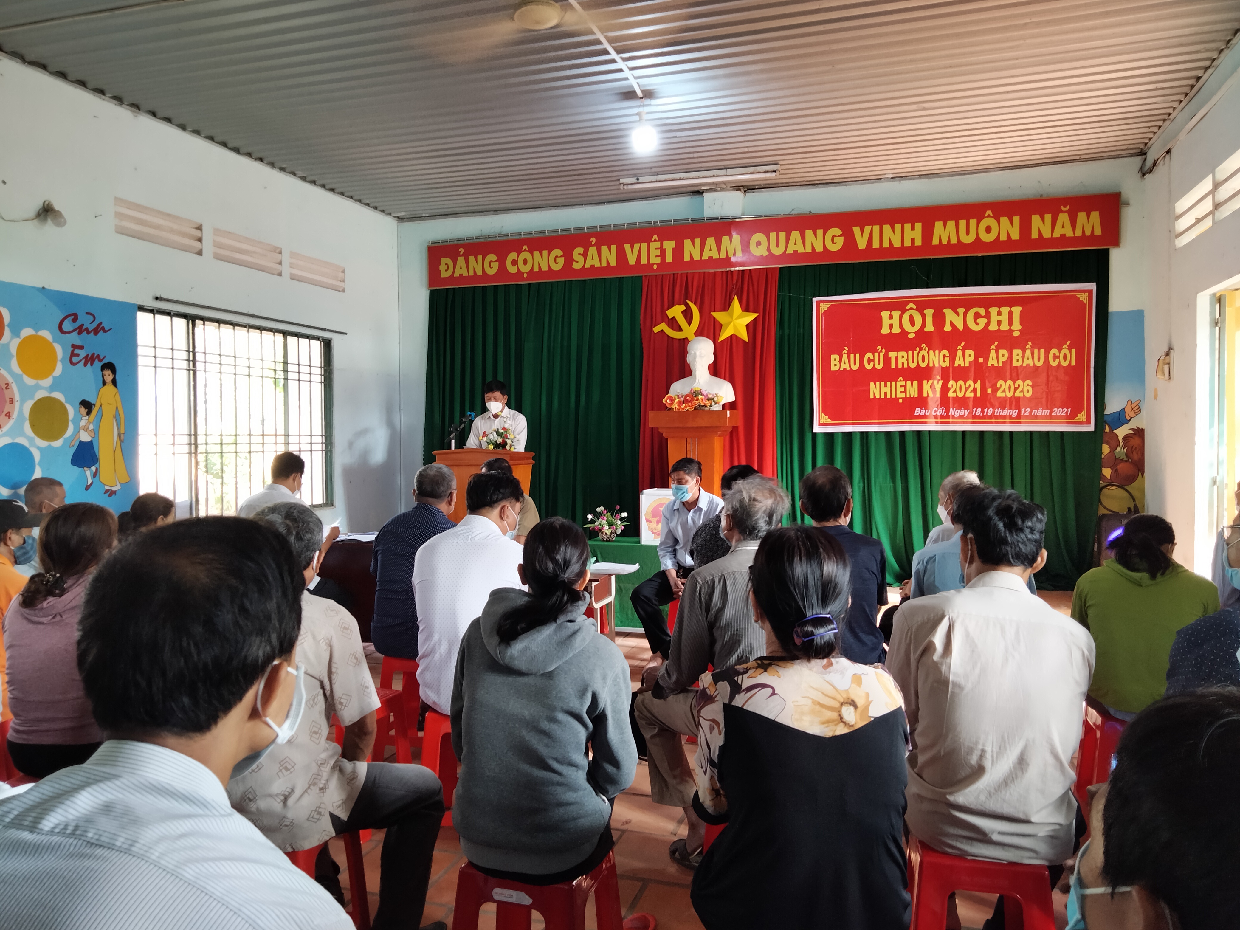 Ông Nguyễn Trí Hùng, Trưởng ấp Bàu Cối đương nhiệm thông qua báo cáo công tác nhiệm kỳ qua trước Hội nghị bầu cử.jpg