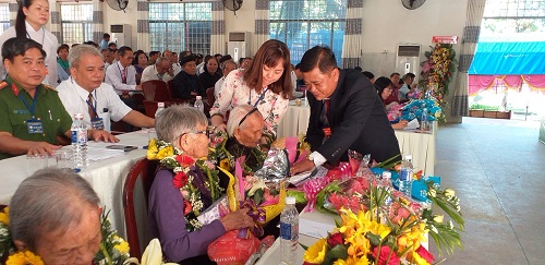 Đ.c Trần Hữu Hạnh tặng quà Hoa bà mẹ VNAH.jpg