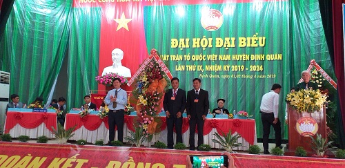 Đ.c Vũ Đình Trung PCT MTTQ tỉnh tặng hoa ĐH.jpg