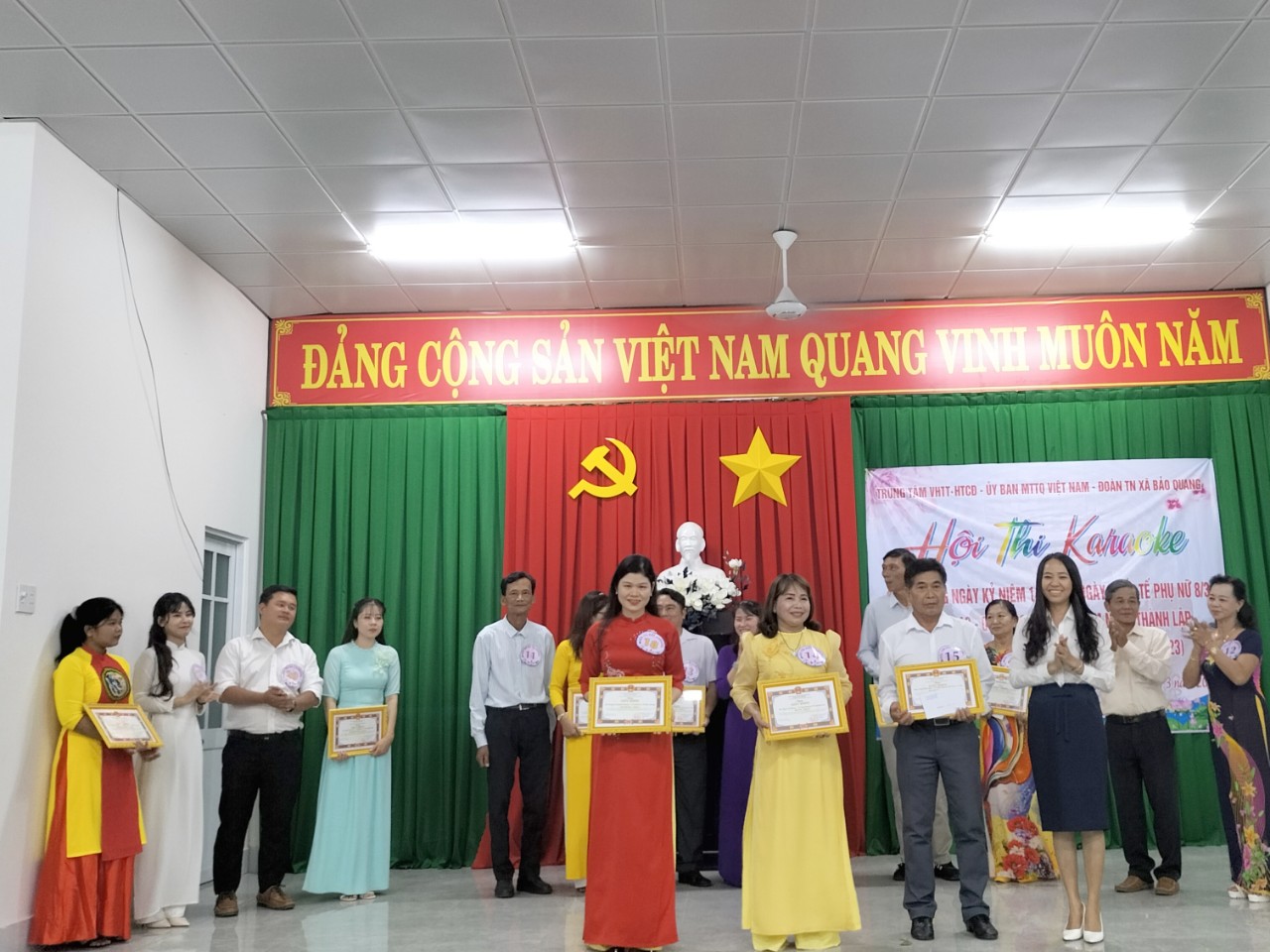 Bà Lương Thị Bảo Thùy, Chủ tịch Ủy ban MTTQ Việt Nam xã Bảo Quang trao giái Nhì cho các thì sinh tham dự  hội thi.jpg