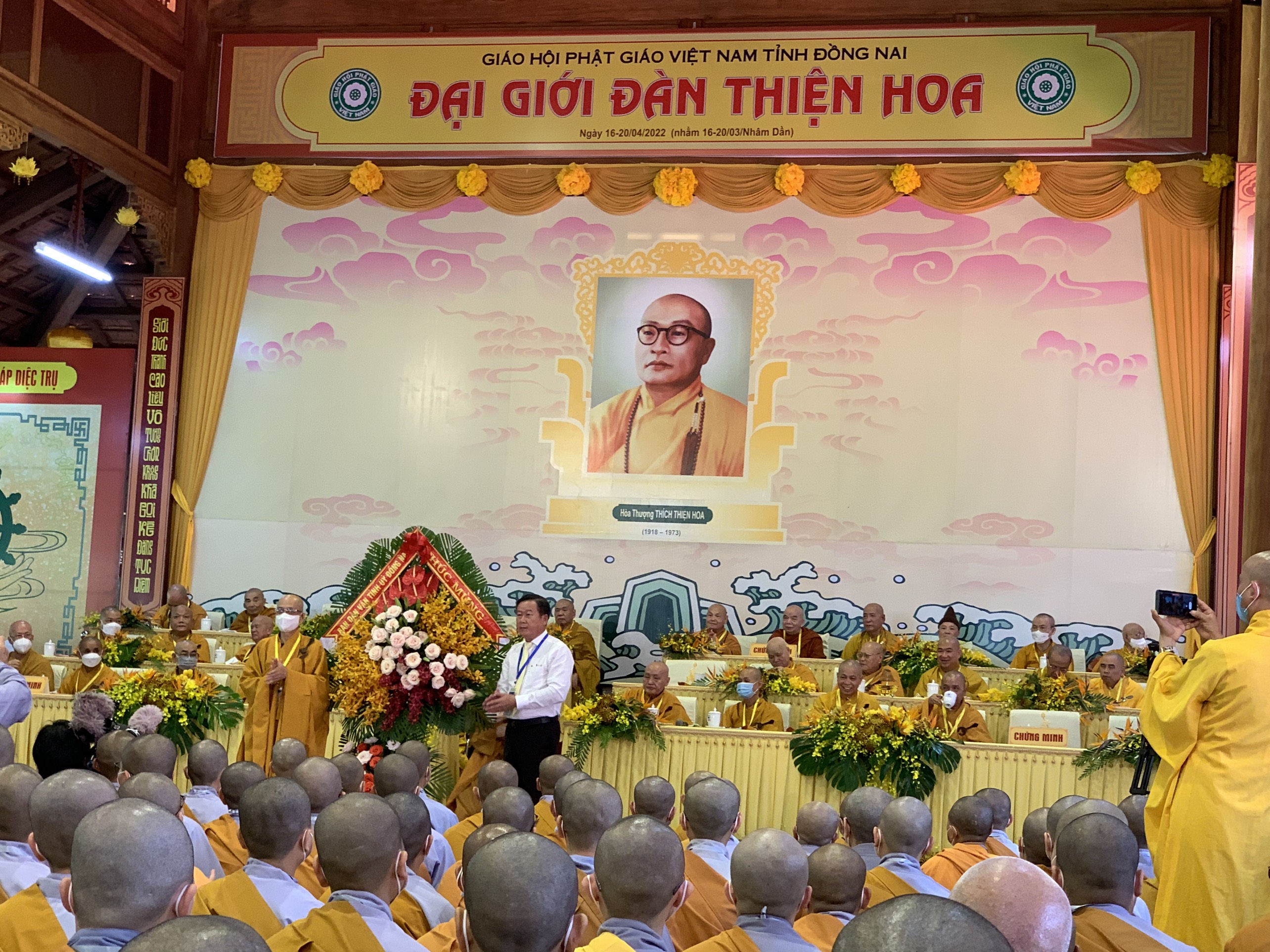 H Sếp phước trao hoa.jpg
