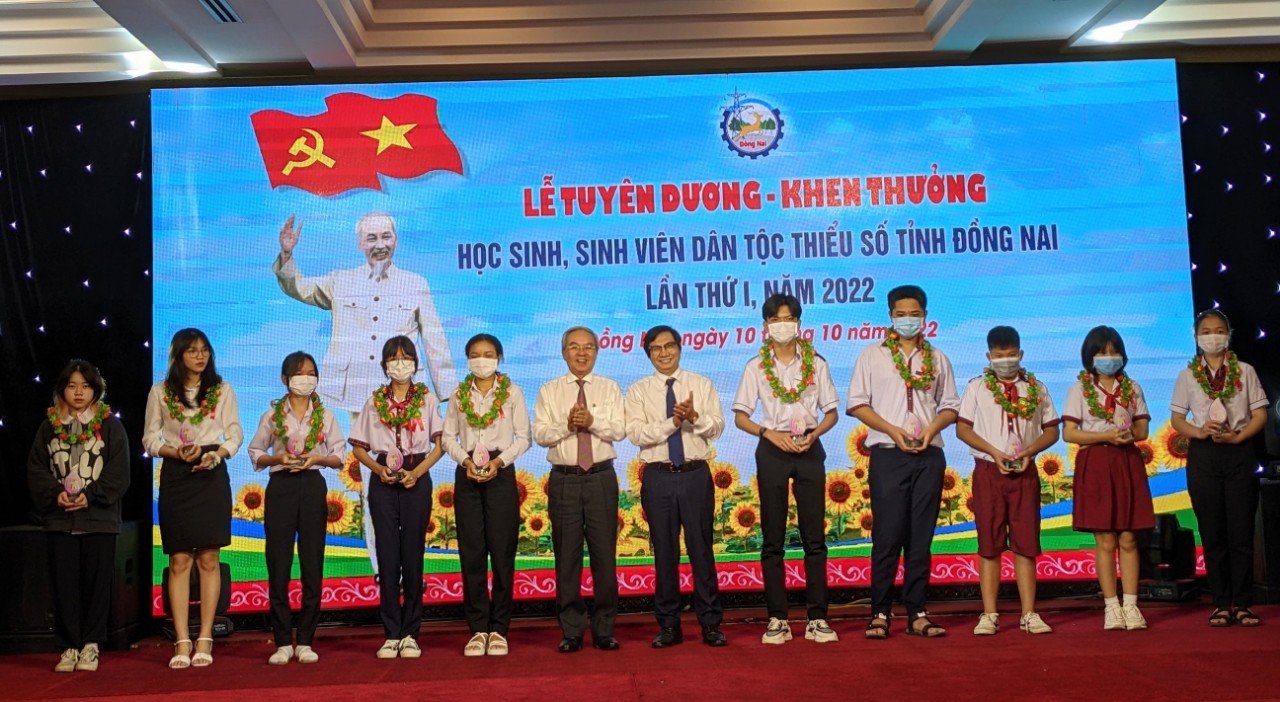 H khen thưởng hs,sv dtts học giỏi năm 2022 10.10.2022.jpg