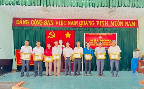 Khen thưởng các tập thể có thành tích trong 20 năm tổ chức Ngày hội.jpg