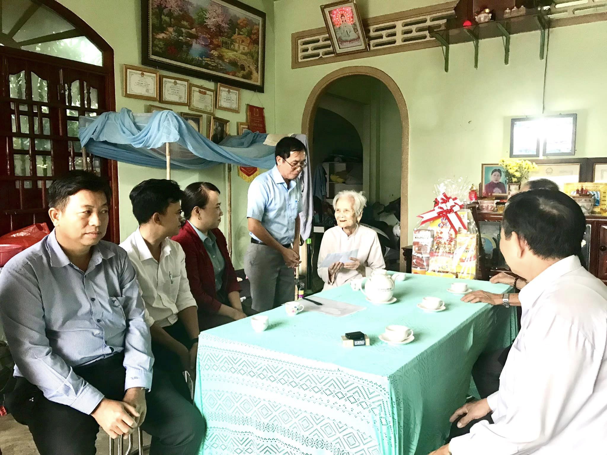 Lãnh đạo thành phố thăm Mẹ VNAH phường Bảo Vinh.jpg