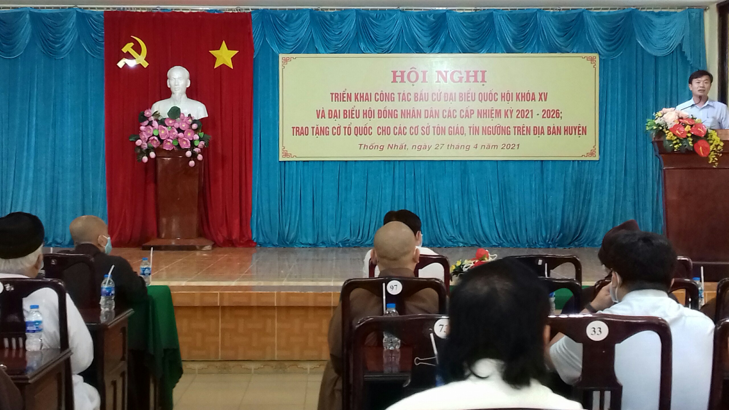 Thong nhất, bàu cử và trao cờ.jpg