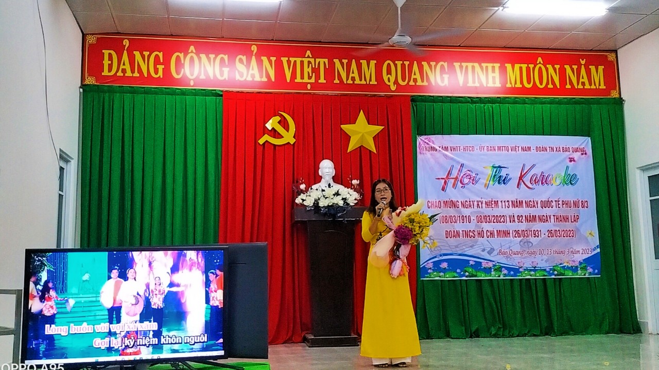 Thí sinh tham gia hội thi hát Karaoke.jpg