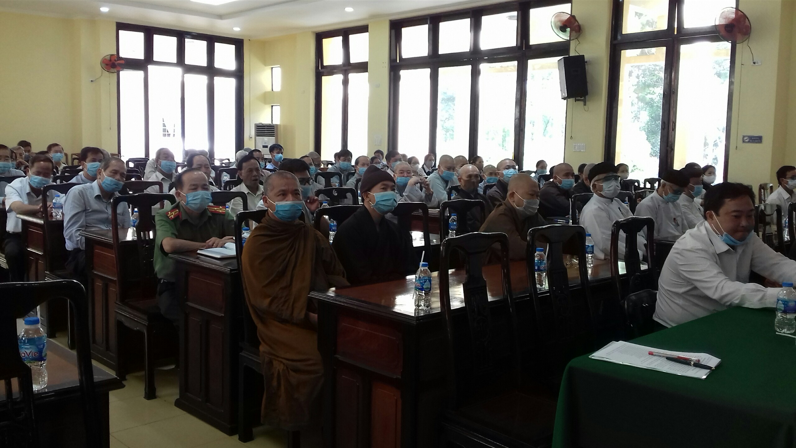 Thống nhất, bầu cử và trao cờ.jpg