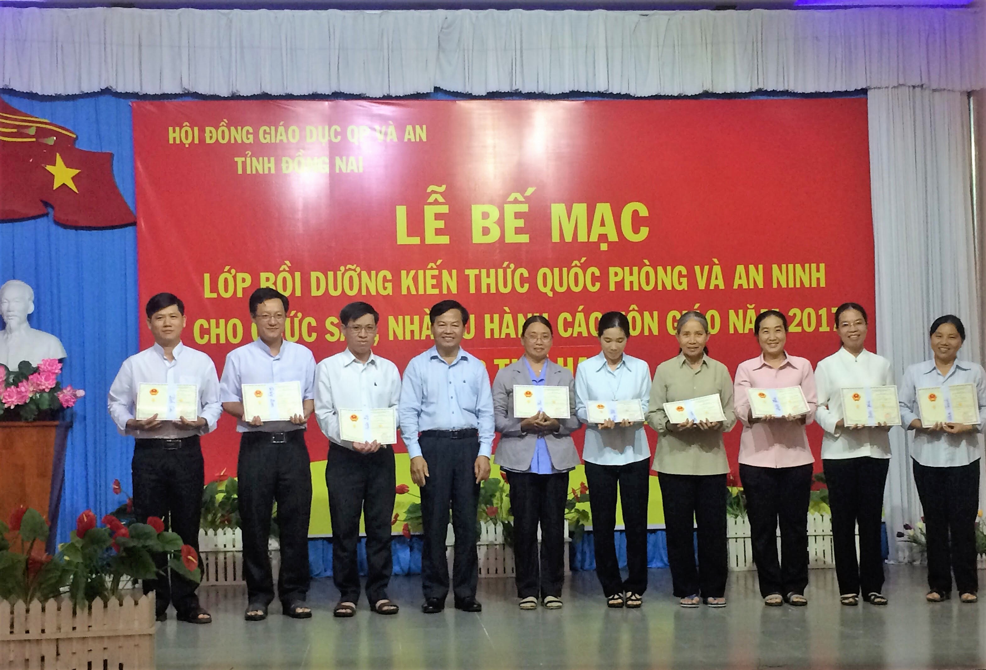 bế giảng QPAN lớp 2.jpg