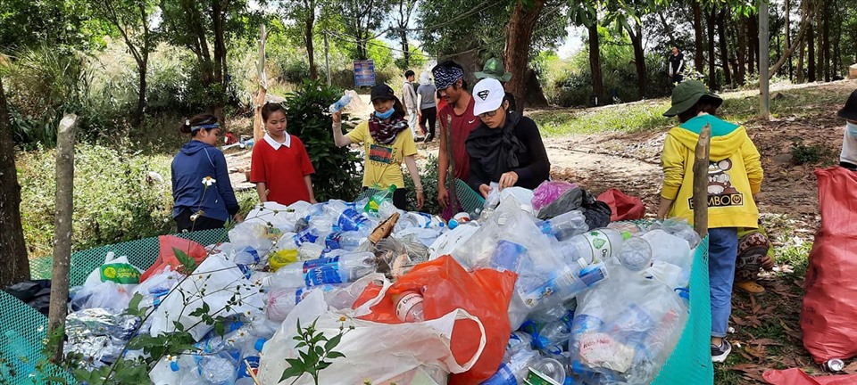 dọn rác ở núi chứa chan.jpg