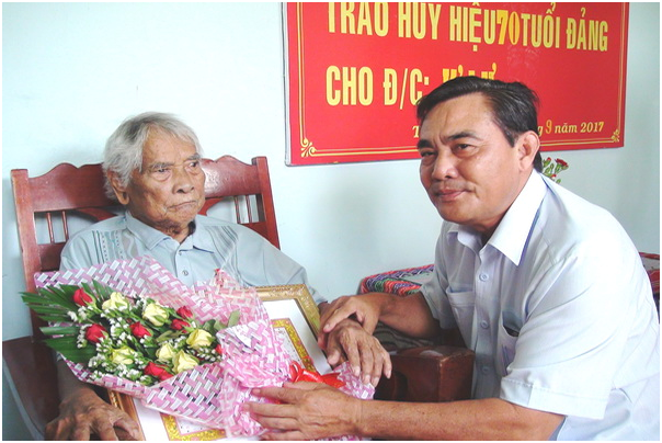 trao 75 tuôi dảng cho gia làng K Lư.png
