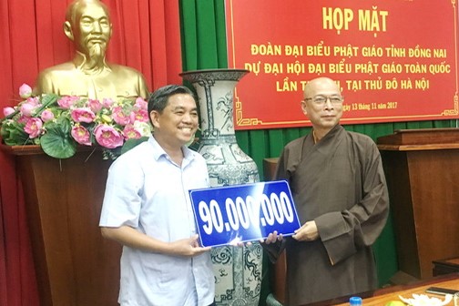 trao tiền hỗ trợ dự ĐH PG TW.JPG