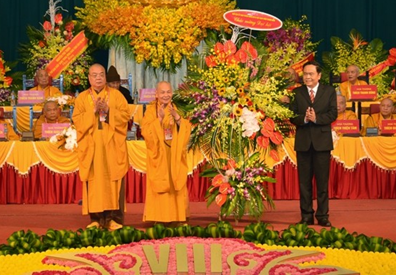 trân thanhman tặng hoa.png