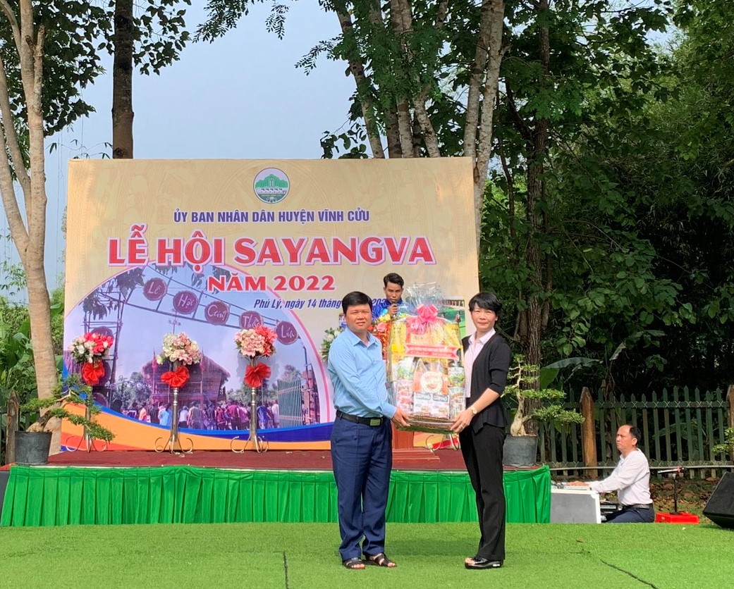 tặng quà sayang va.jpg