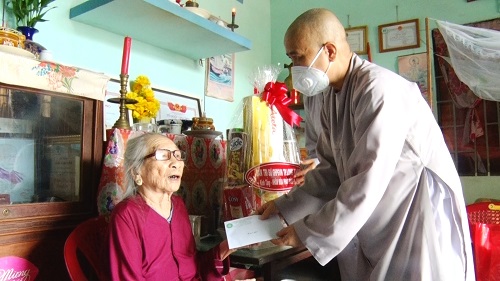 220511 TANG QUA ME VNAH TRAN THI UT - PHUONG XUAN TRUNG.jpg