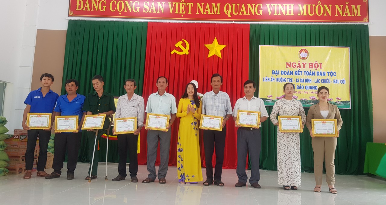 Bà Lương Thị Bảo  Thùy, Chủ tịch Ủy ban MTTQ Việt Nam xã tặng Giấy khen cho các cá nhân tại Ngày hội.jpg