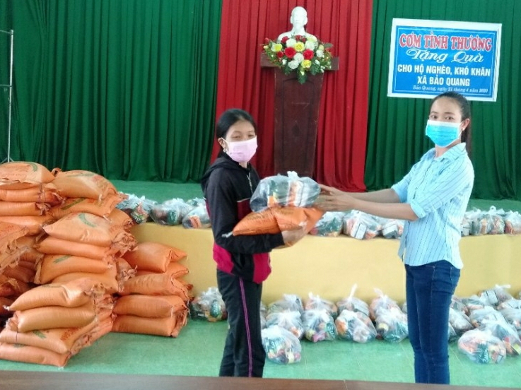Bà Lương Thị Bảo Thùy, CT.UBMTTQ xã tặng quà cho hộ nghèo (2).jpg
