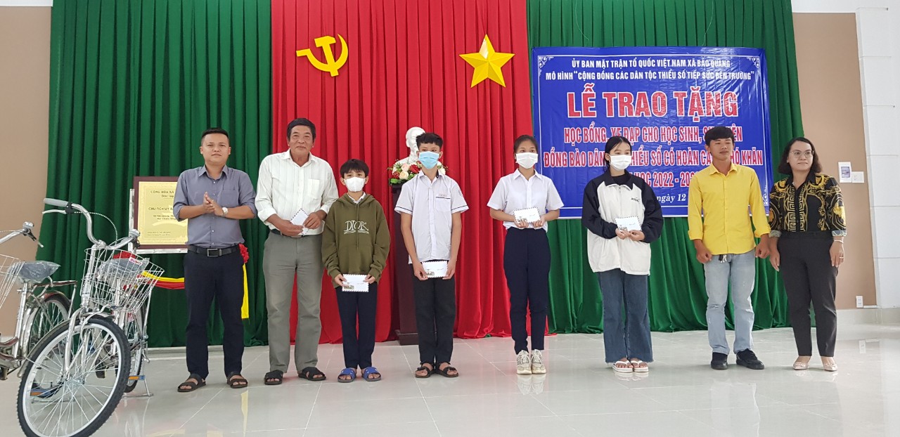 Các đồng chí lãnh đạo xã chụp hình lưu niệm cùng mạnh thường quân và các em học sinh được tặng học bổng.jpg