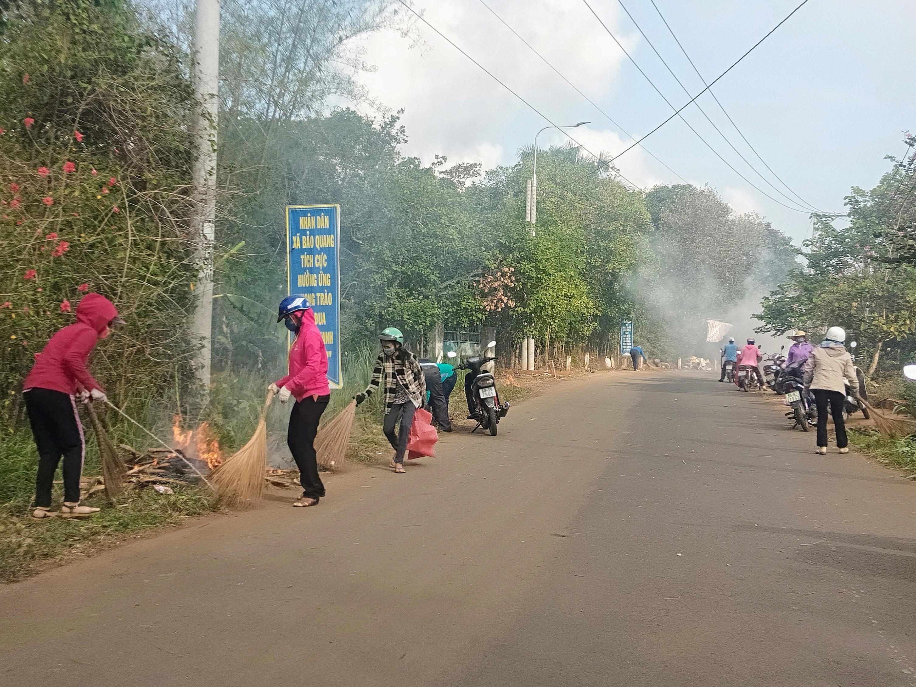 Cán bộ và nhân dân xã Bảo Quang tham gia dọn dẹp vệ sinh môi trường .jpg