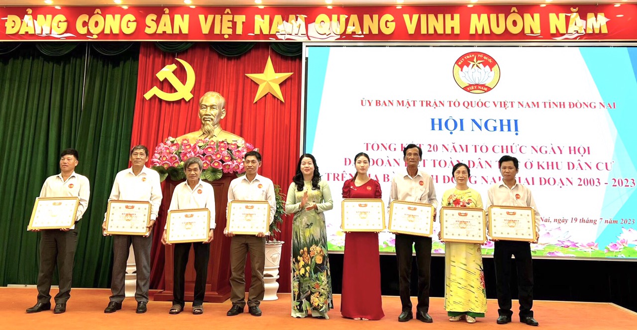 GƯƠNG 2. Bà ĐINh Thị Chanh nhận khen thưởng của Ủy ban MTTQ Việt Nam tỉnh Đồng Nai đứng thứ 2 từ phải qua.jpg