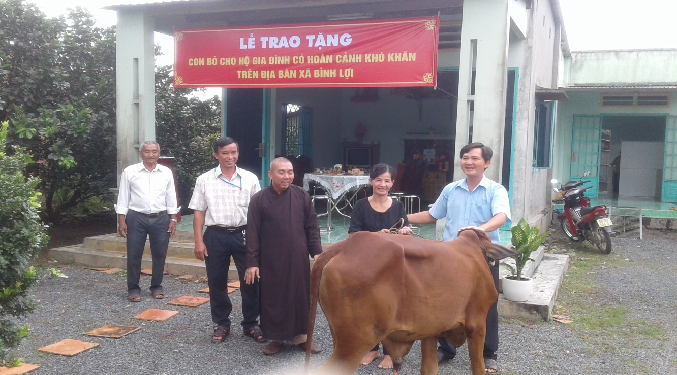 Hinh trao bo xa Binh Loi.jpg