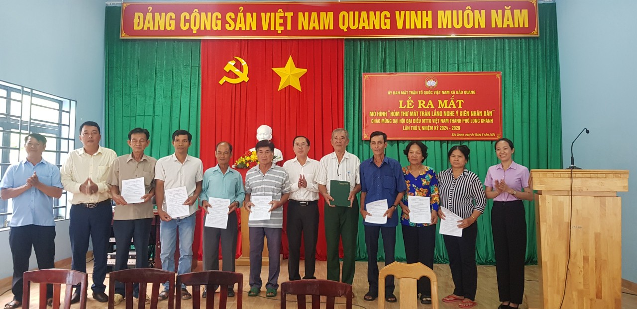 Lãnh đạo UBMTTQVN thành phố và xã chụp hình lưu niệm với các thành viên mô hình Hòm thư Mặt trận lắng nghe ý kiến Nhân dân.jpg