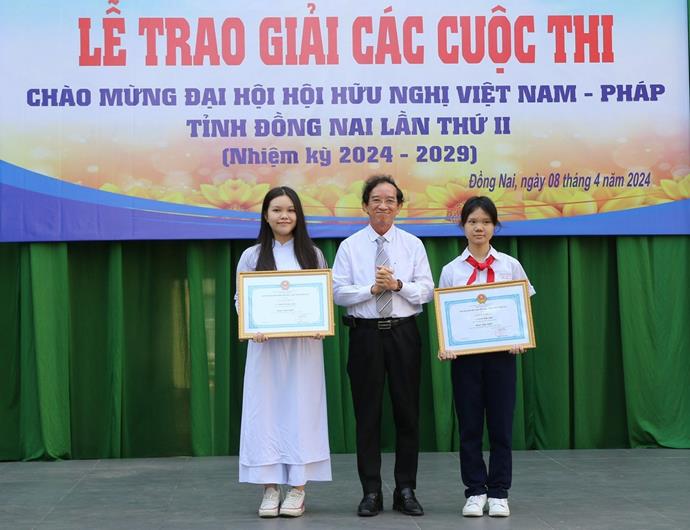 NTTri trao giải các cuộc thi.jpg