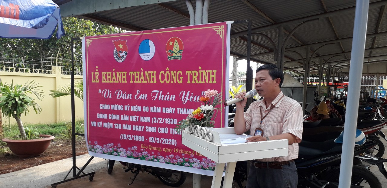 Thầy Vương Văn Thiện, Hiệu trưởng Trường THCS Bảo Quang  phát biểu trong buổi Lễ khánh thành Công trình Vì đàn em thân yêu.jpg