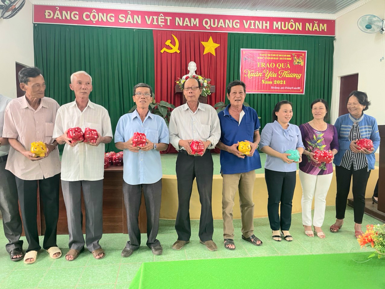 Trao heo đất năm 2021 cho các thành viên Mô hình.jpg