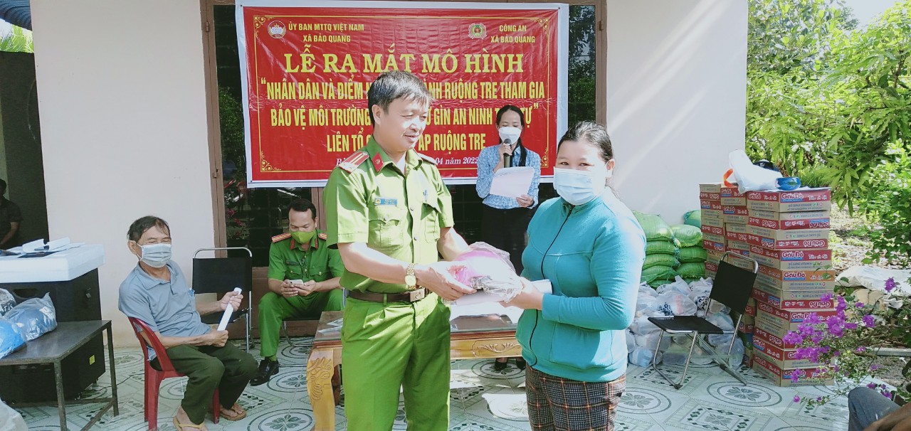 Trung tá Lê Doãn Hòa, Đội xây dựng phong trào Công an thành phố tặng nón bảo hiểm cho người dân.jpg