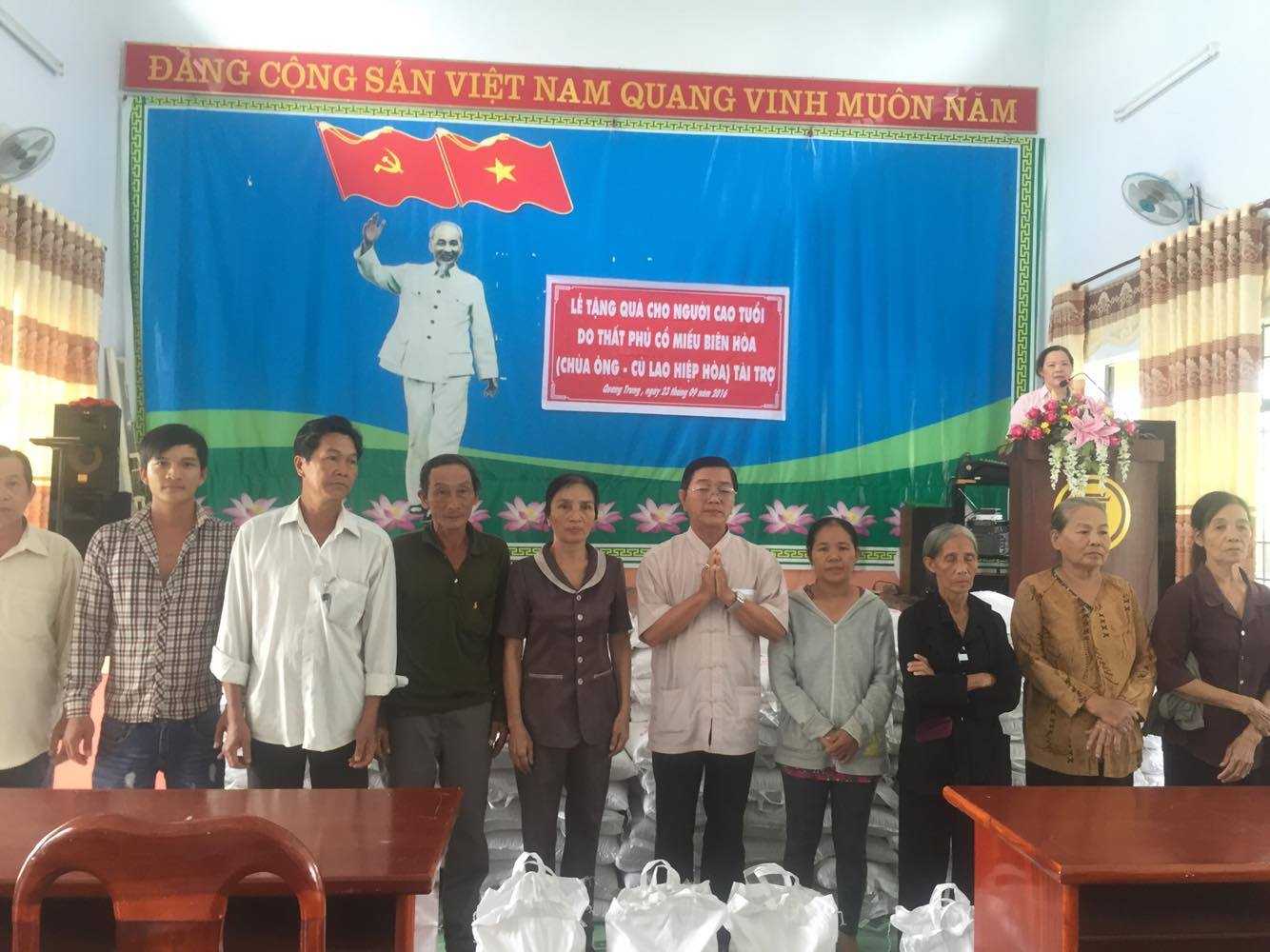 trao gao.jpg