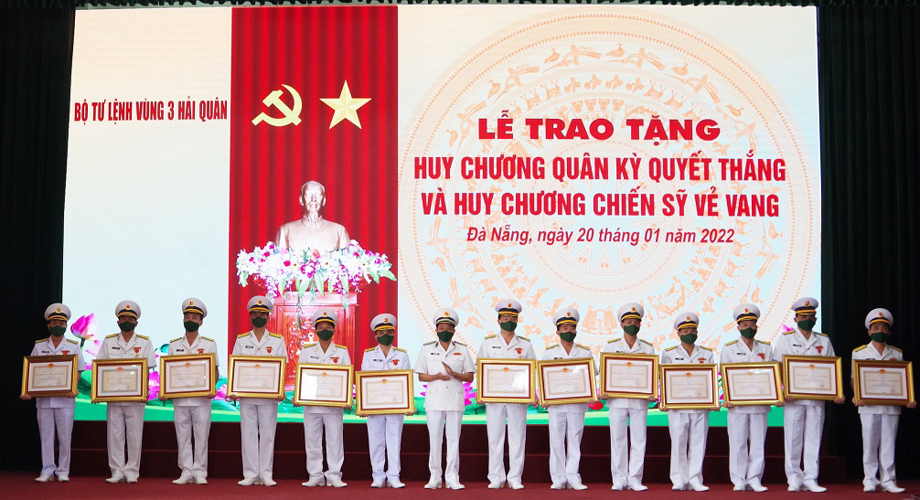 trao huy chương.jpg