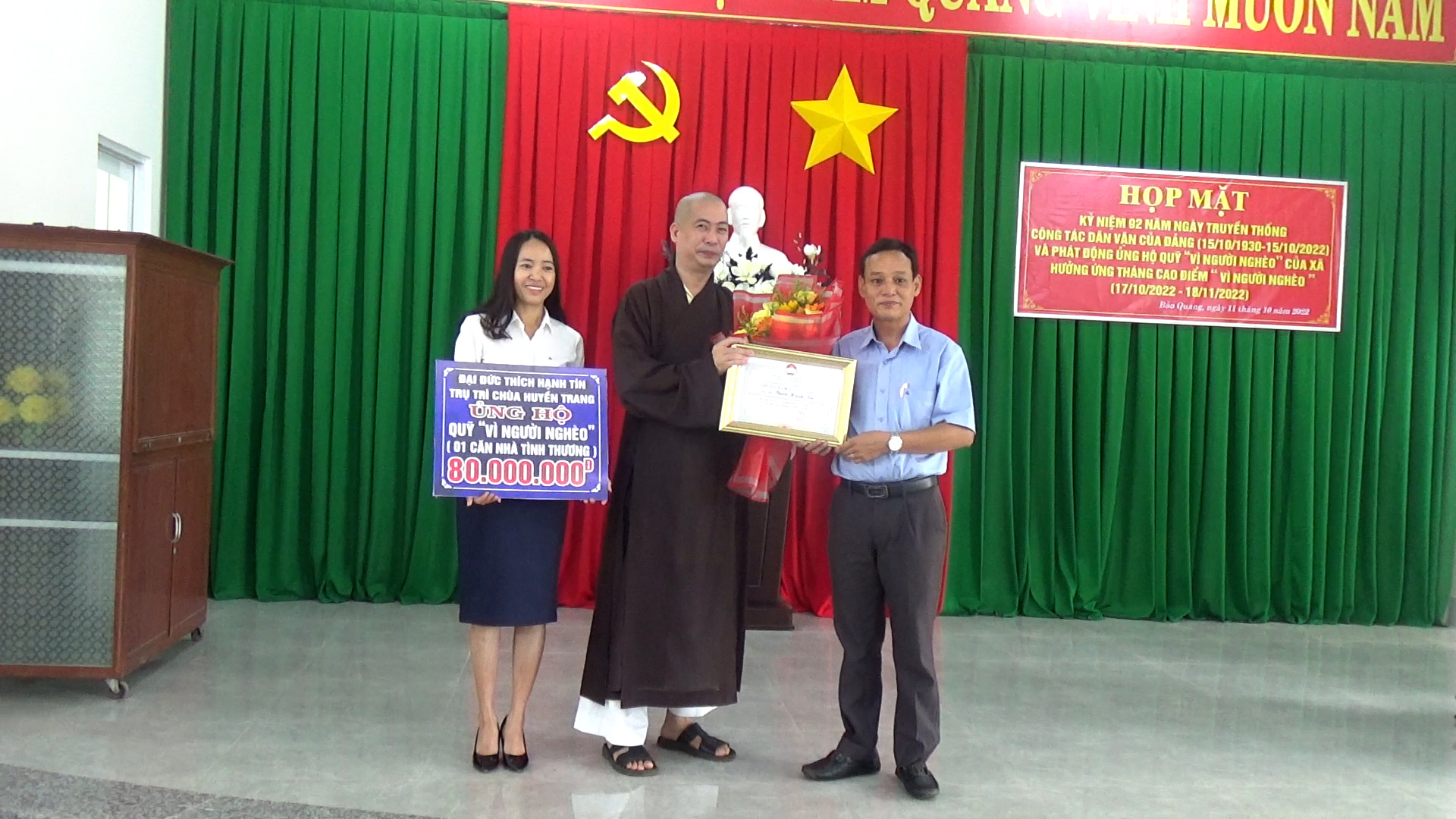 Ông Hoàng Quang Phục, Bí thư Đảng ủy xã tặng bảng tri ấn cho Đại đức Thích Hạnh Tín, Trụ trì Chùa Huyền Trang.jpg