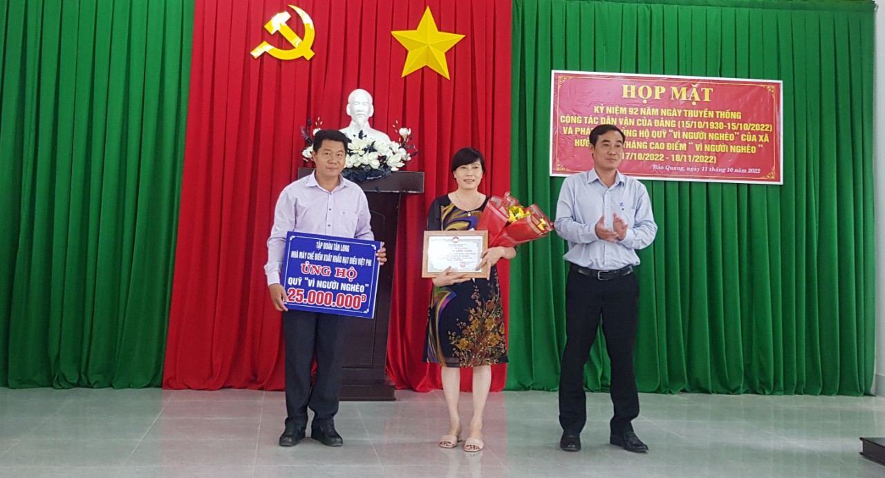 Ông Nguyễn Tiến Dũng, Chủ tịch UBND xã tặng bảng tri ân cho Nhà máy chế biến xuất khẩu hạt điều Việt Phi.jpg
