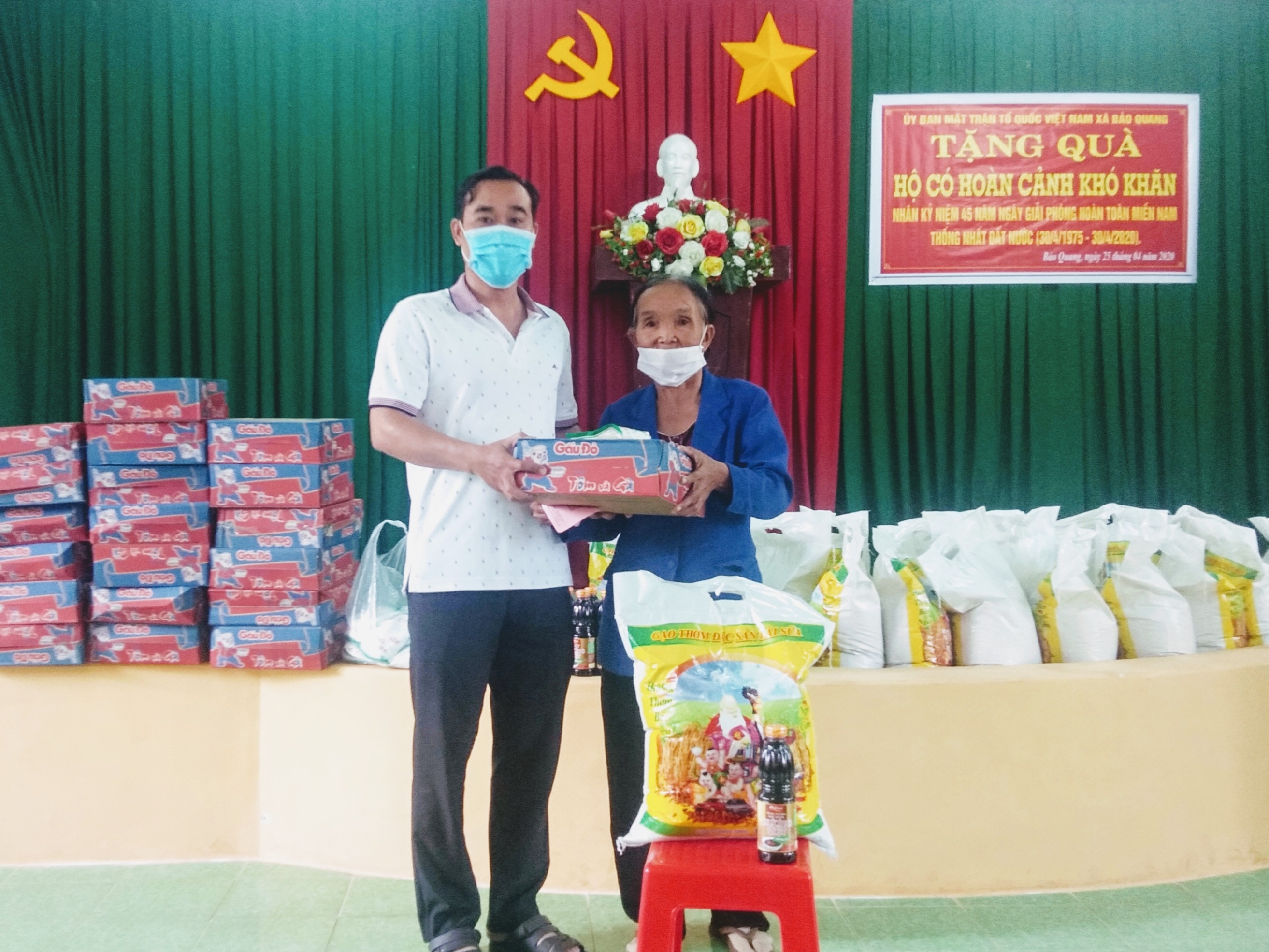 Ông Nguyễn Tiến Dũng, Phó Chủ tịch UBND xã trao quà cho hộ có hoản cảnh khó khăn (3).jpg
