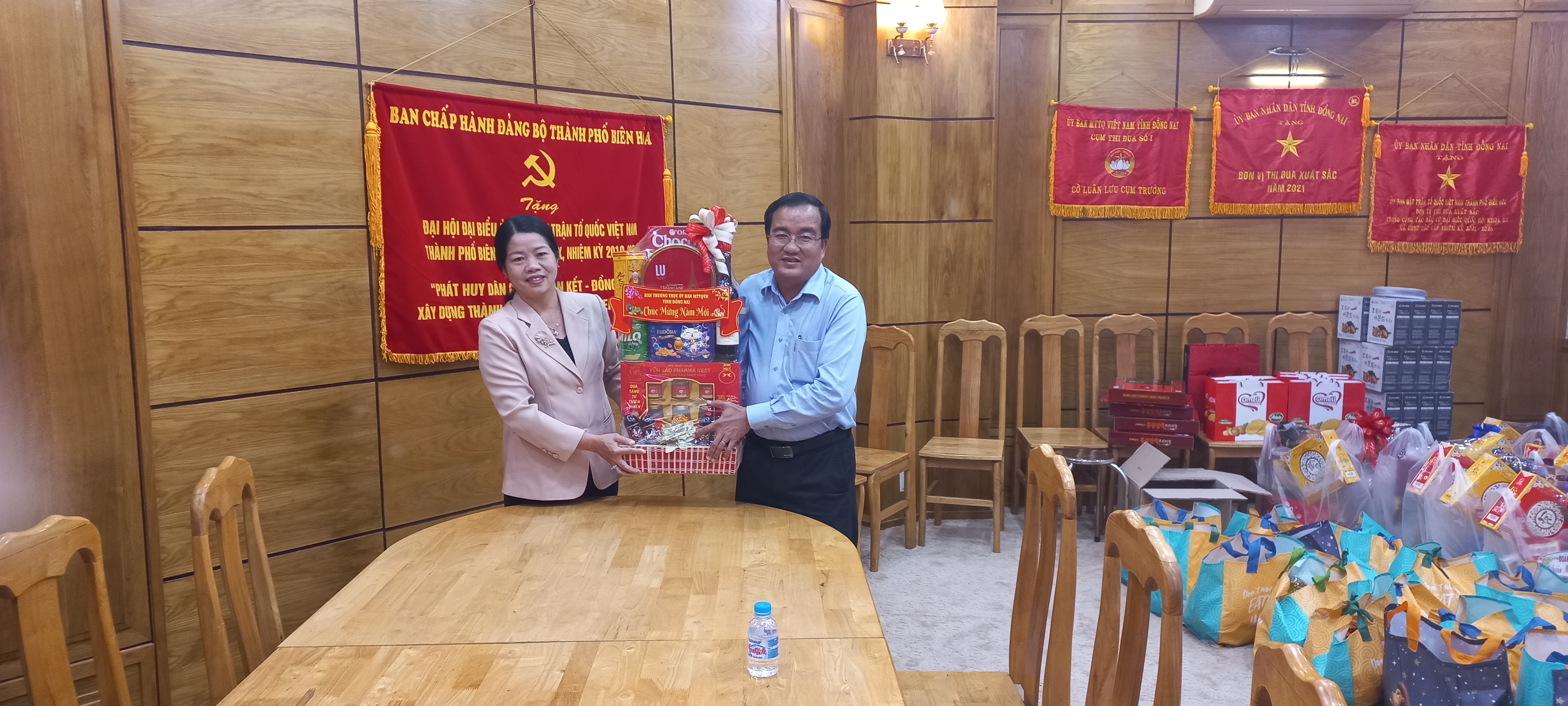 Đồng chí Lưu Thị Hà, Phó Chủ tịch Ủy ban MTTQ Việt Nam tỉnh thăm, chúc Tết Quý Mão năm 2023 tại thàn...
