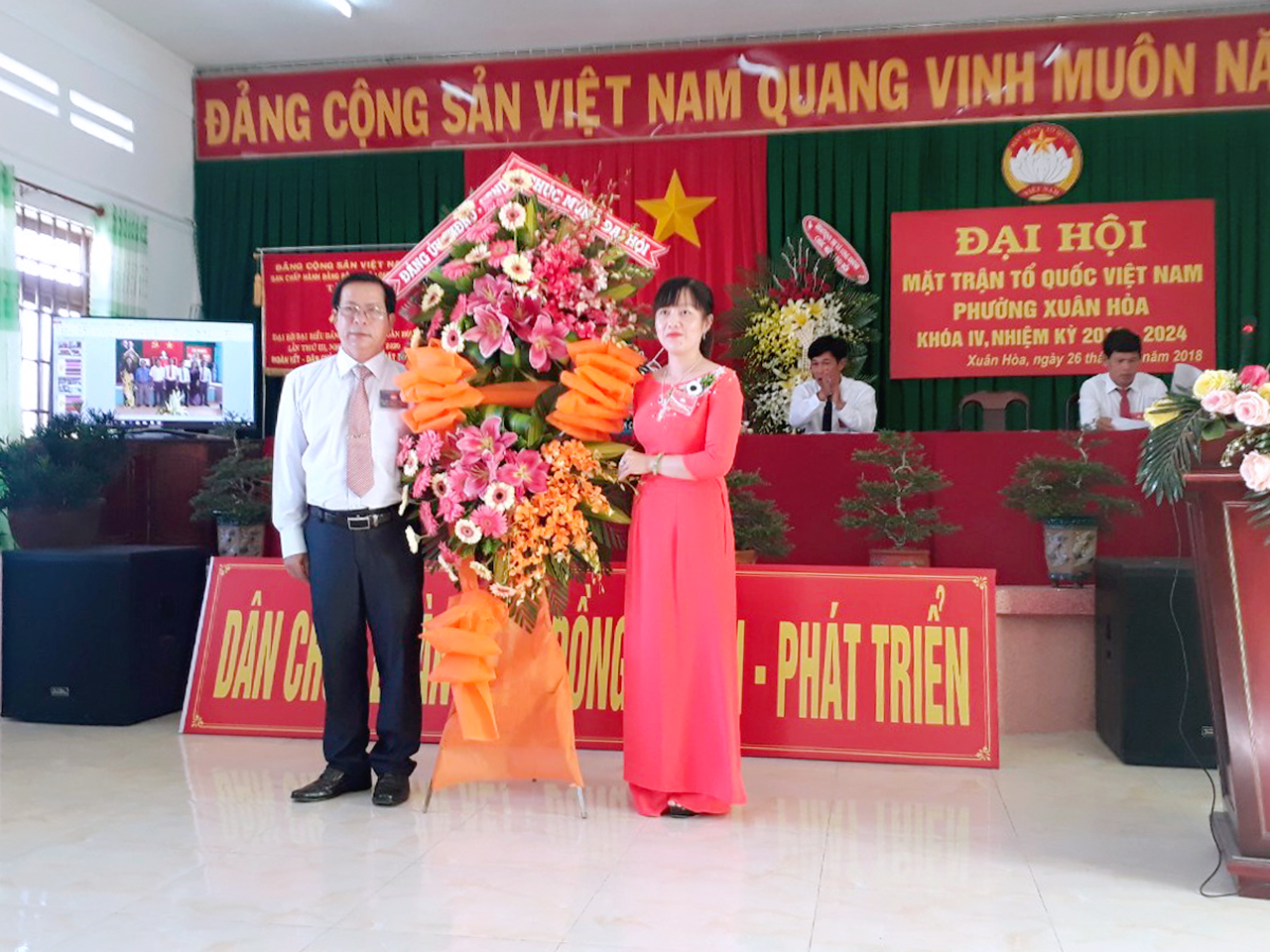 1. Bí thư Đảng ủy phường Xuân Hòa tặng hoa chúc mừng Đại Hội.jpg