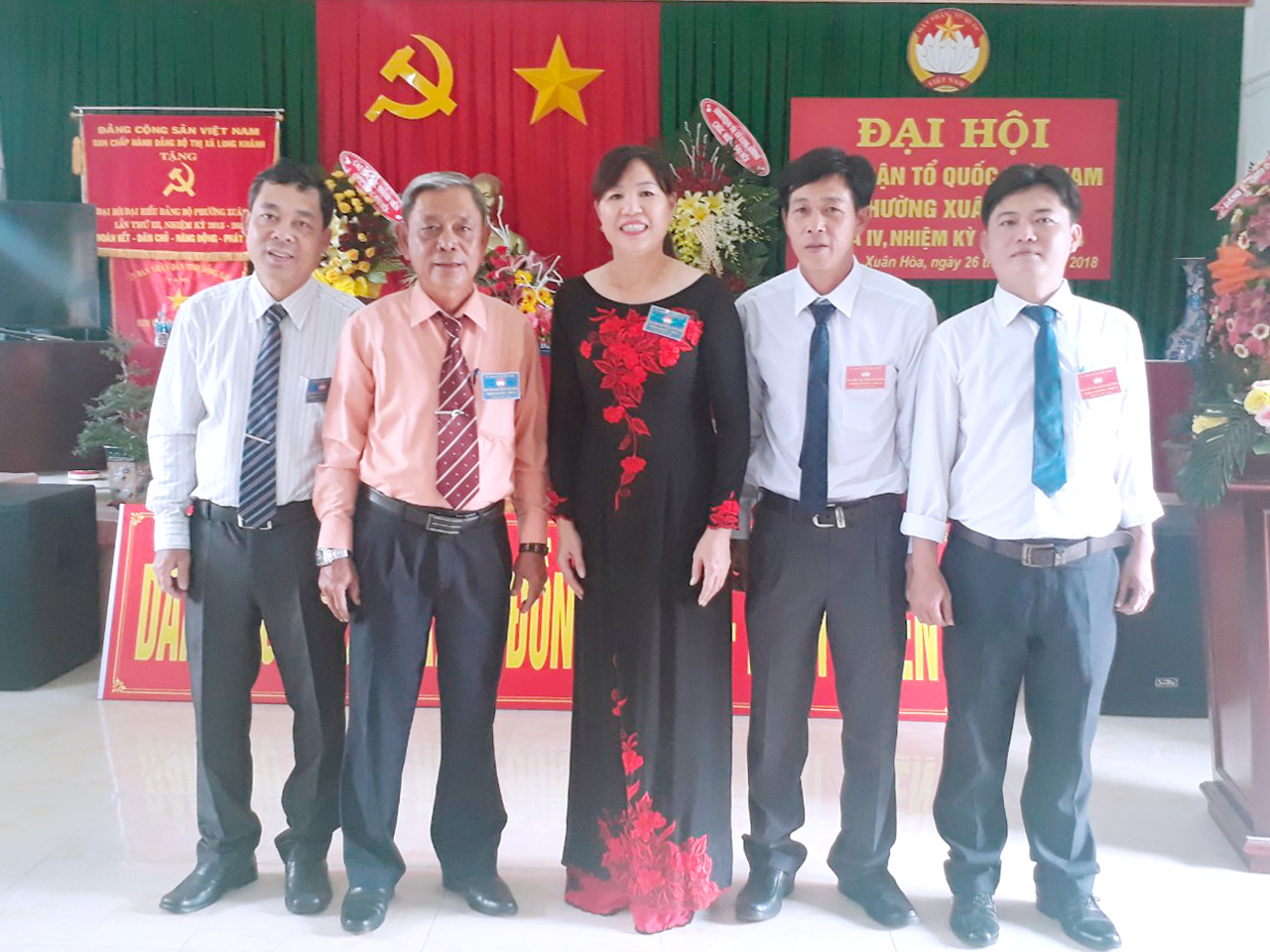 10. Lãnh đạo tỉnh, thị xã và phường tại chụp ảnh lưu niệm tại Đại hội.jpg