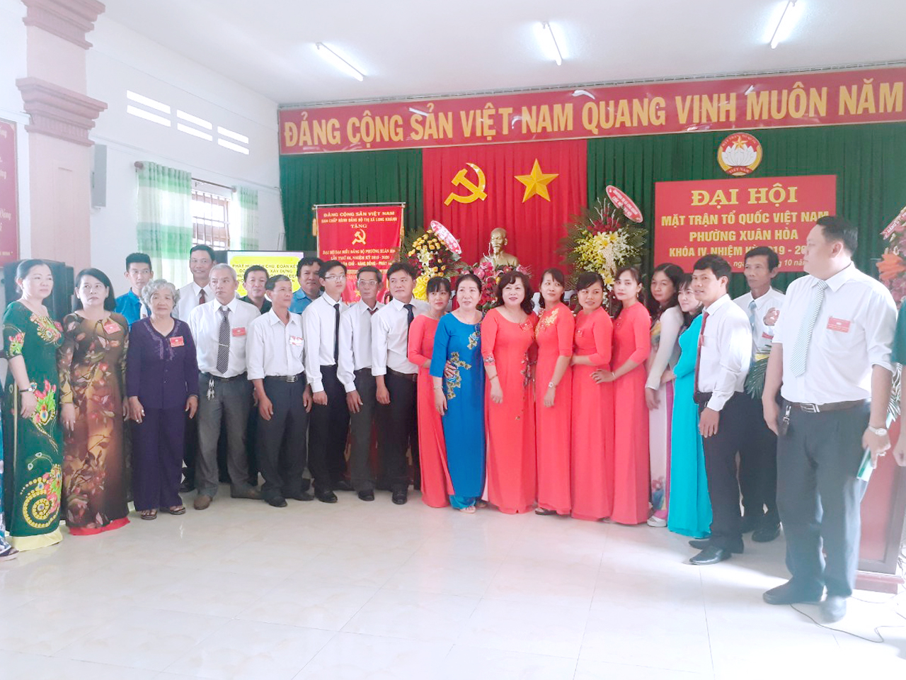 8.Ủy ban khóa mới và đoàn đại biểu đi dự đại hội cấp trên ra mắt Đại hội (2).jpg
